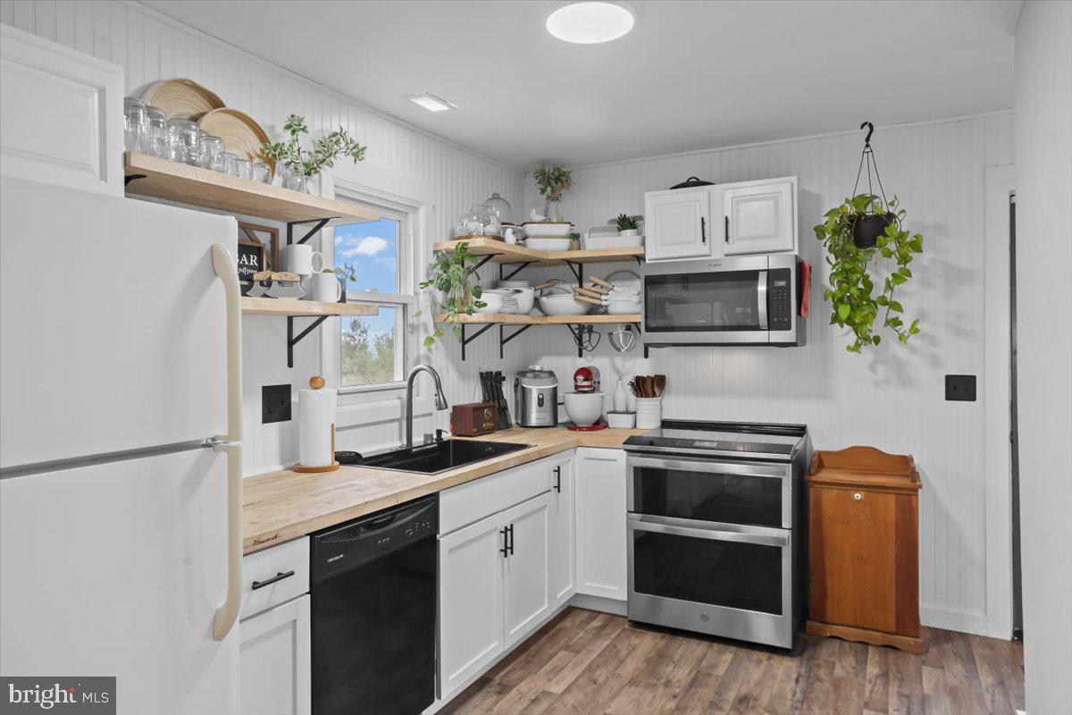464 West Ridge Road Elizabethtown, PA 17022 - Photo 5 of 25 Charming kitchen with modern flair.