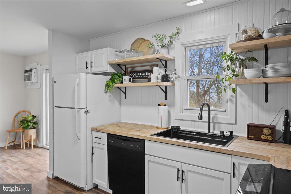 464 West Ridge Road Elizabethtown, PA 17022 - Photo 6 of 25 Charming kitchen with modern flair.