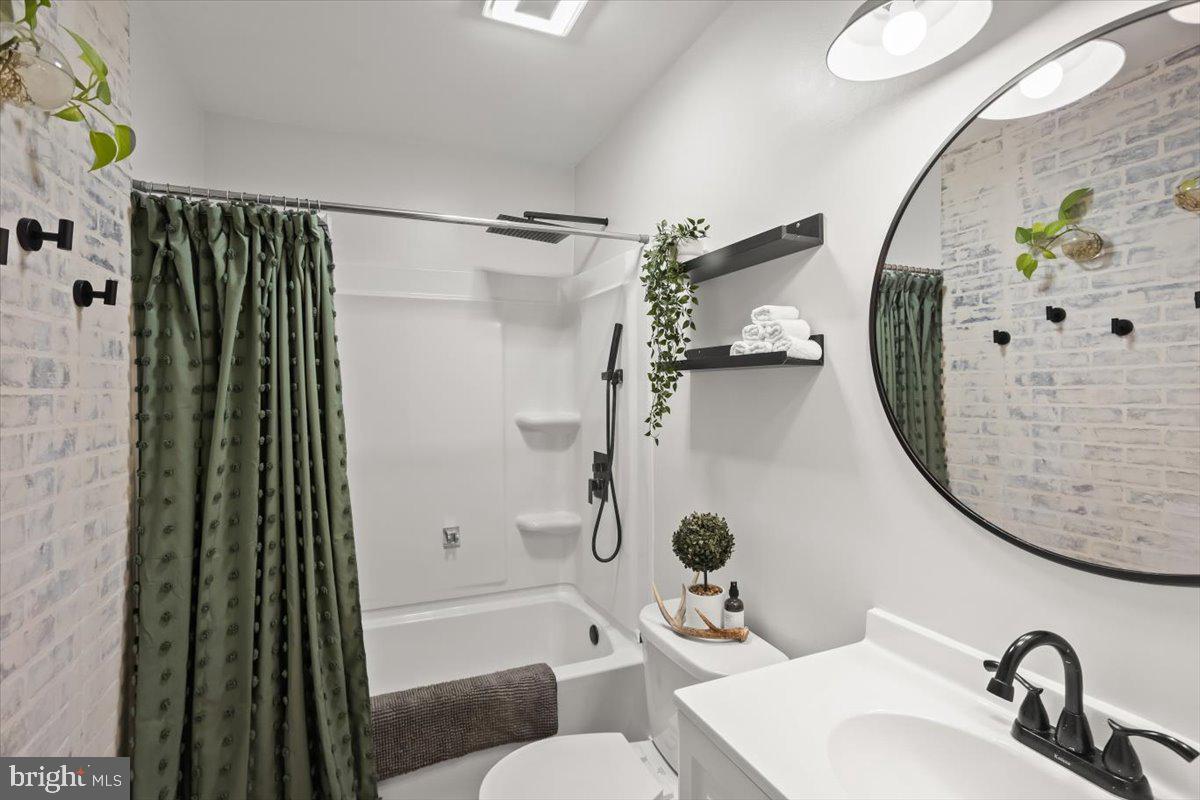 464 West Ridge Road Elizabethtown, PA 17022 - Photo 9 of 25 Modern bathroom with stylish accents.