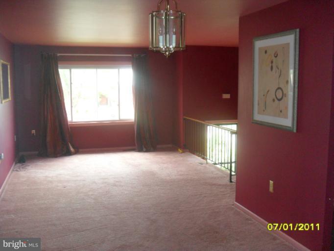 5604 Westgate Road Lanham, MD 20706 - Photo 7 of 18 Living Room