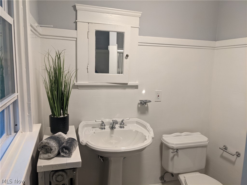 1558 Compton Road Cleveland, OH 44118 - Photo 19 of 34 Master bath