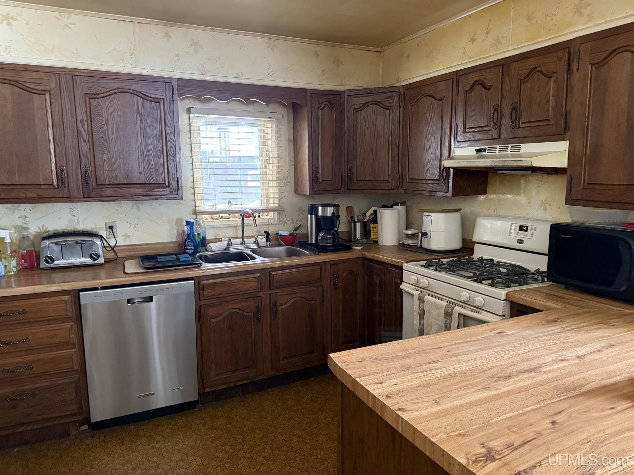 943 Shunk Road Manistique, MI 49854 - Photo 3 of 43 Gallery Image 3