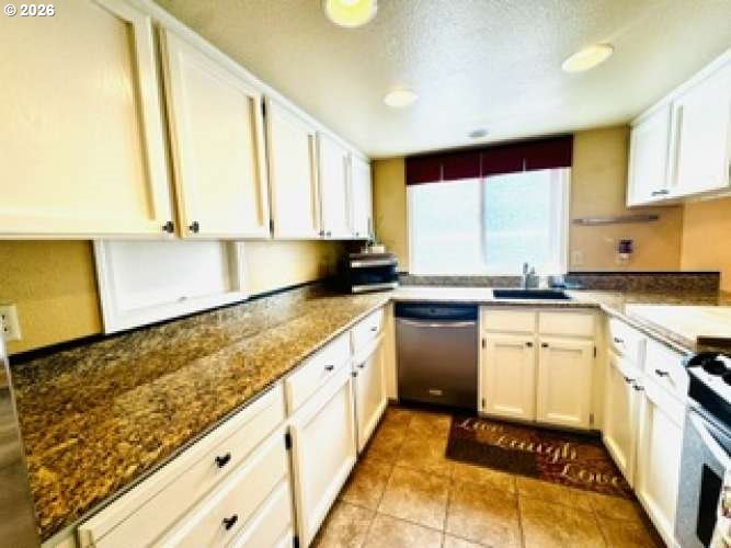 5035 Southeast Rural Street Portland, OR 97206 - Photo 11 of 44 Gallery Image 11