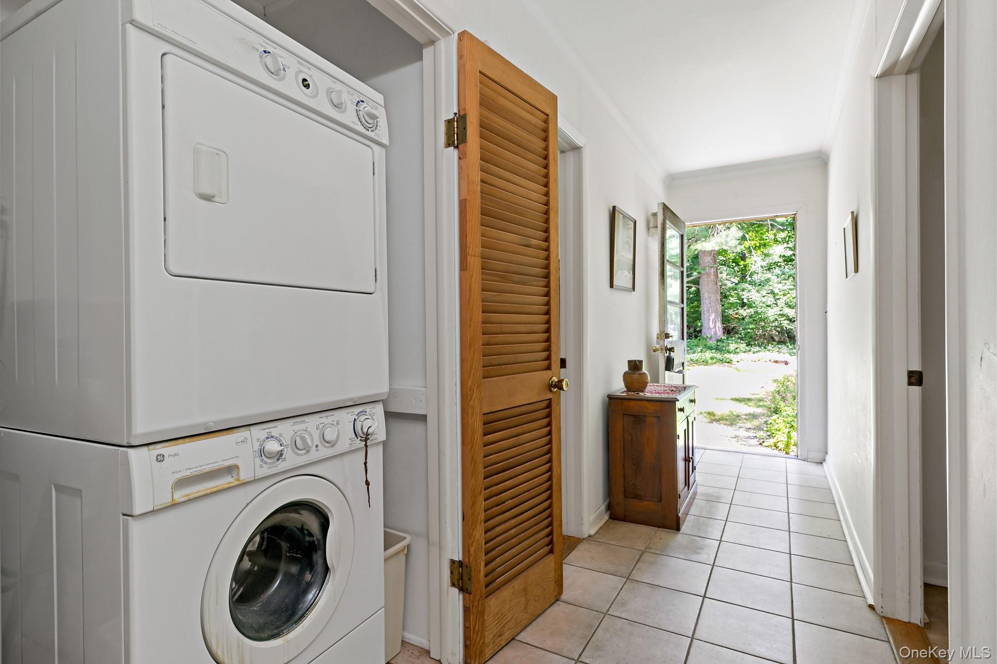 538 Croton Heights Road Yorktown Heights, NY 10598 - Photo 16 of 24 Main level laundry off gracious hall. Side entrance with easy access to the driveway.