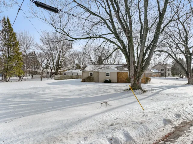 $349,900 | 616 Lake Shore Drive, Cadillac, MI 49601