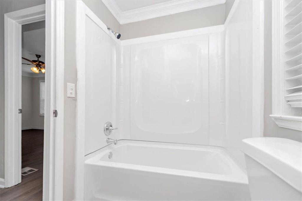 710 Country Manor Way Alpharetta, GA 30022 - Photo 19 of 33 a bathroom with a bathtub