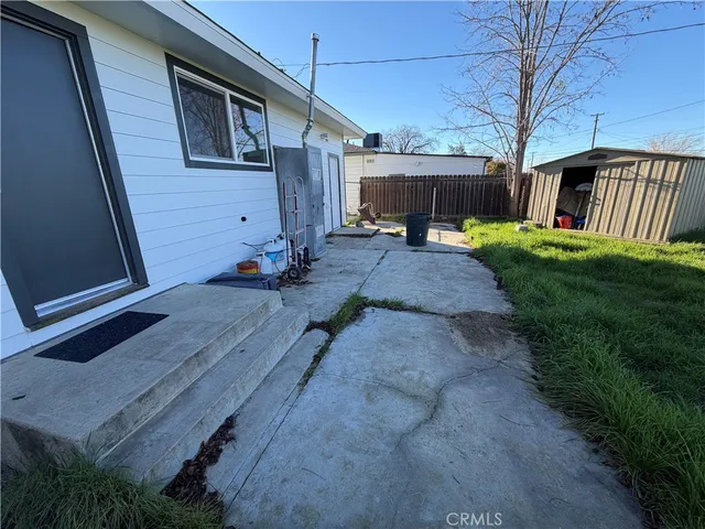 a view of a backyard with pathway