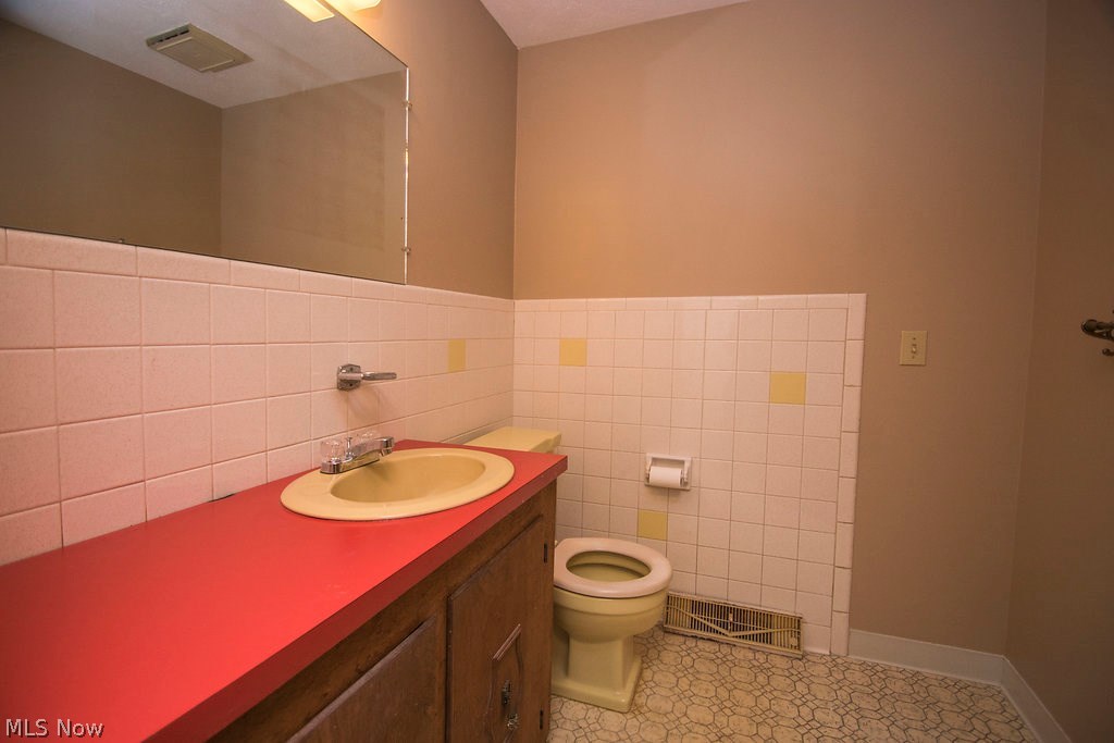 1877 Spring Valley Avenue Northwest Canton, OH 44708 - Photo 24 of 24 Half bath on main level right off the mud room.
