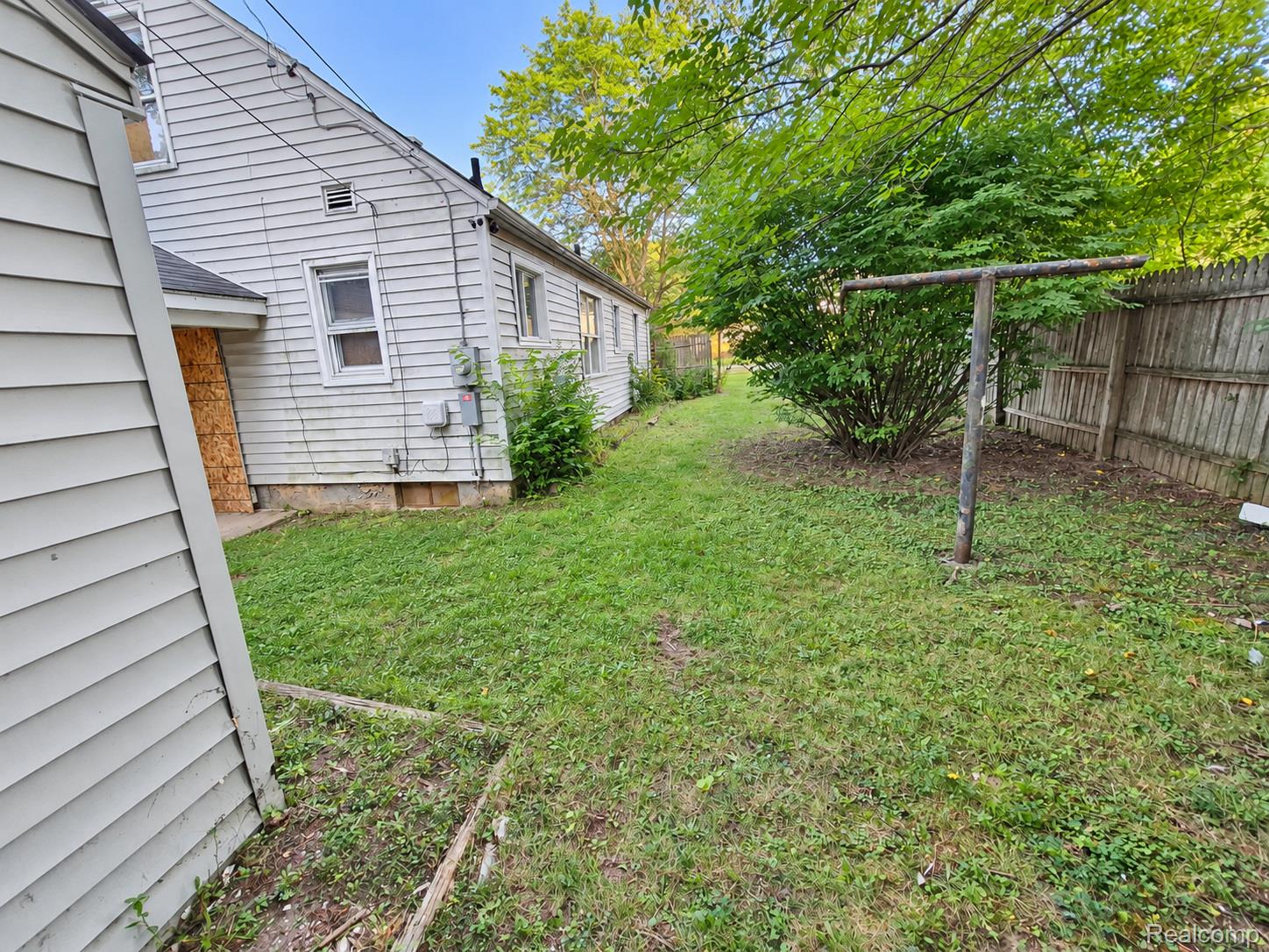 2401 Raskob Street Flint, MI 48504 - Photo 6 of 25 20260914_183603_MLS.jpg