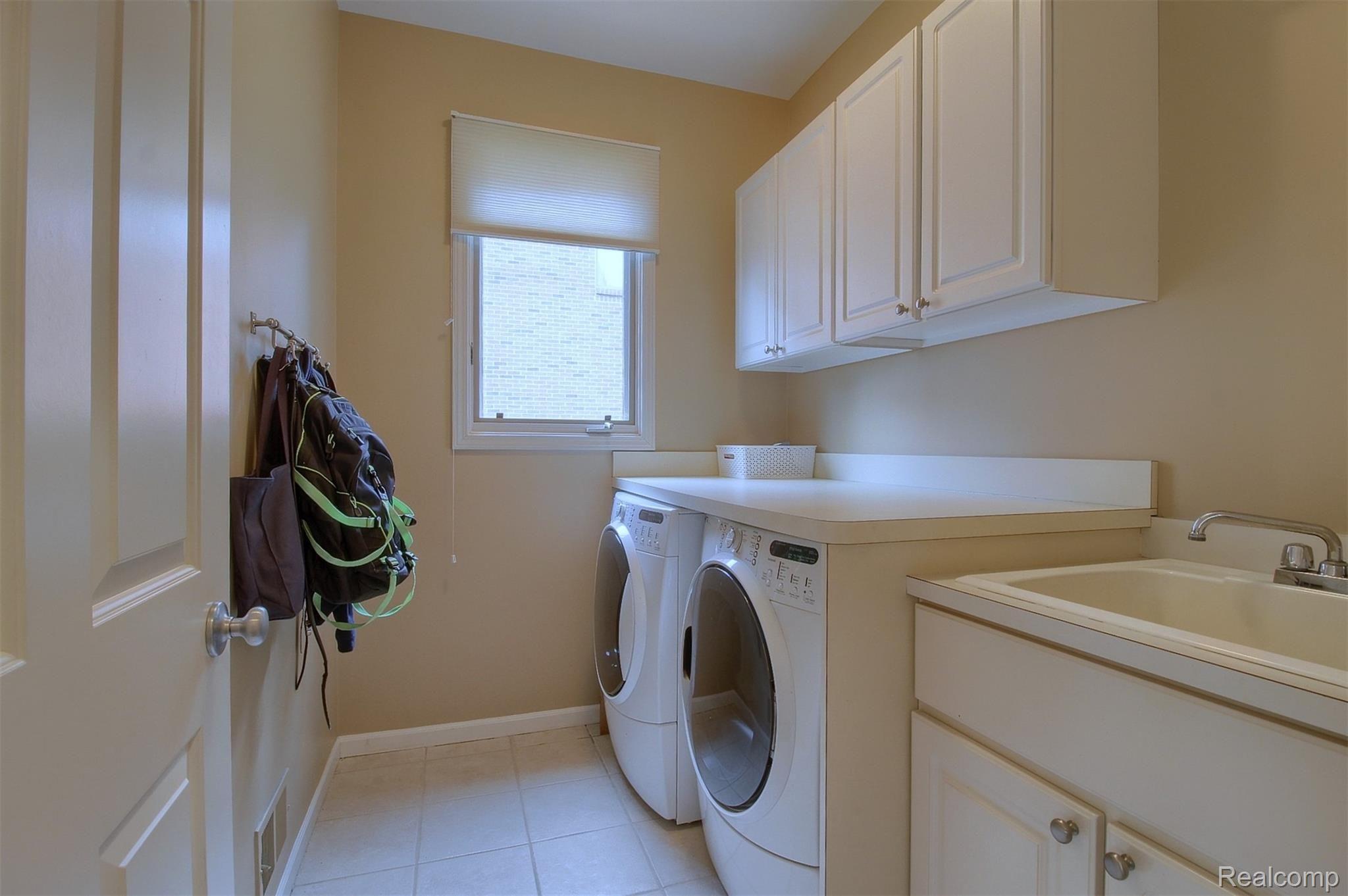 1229 Tulberry Circle Rochester, MI 48306 - Photo 14 of 36 16-Laundry Room.jpg