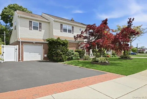 $995,000 | 19 Berkshire Road, Bethpage, NY 11714