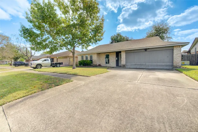a view of a house with a yard and garage