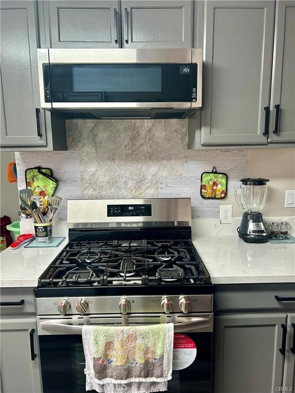 913 West Santa Fe Avenue Merced, CA 95340 - Photo 3 of 14 a stove top oven sitting inside of a kitchen