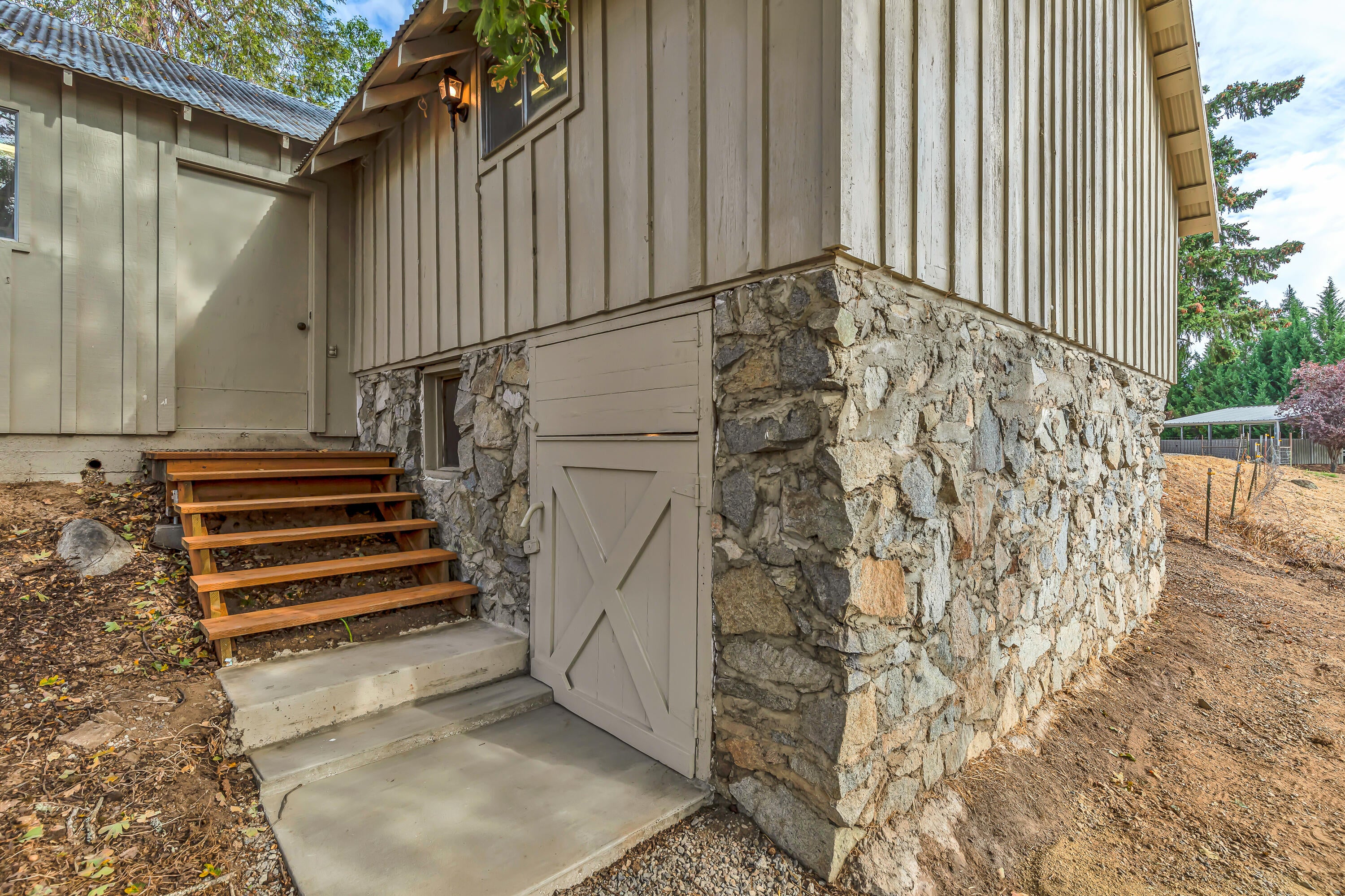 1865 Old Military Road Central Point, OR 97502 - Photo 59 of 77 Exterior of Bank Barn