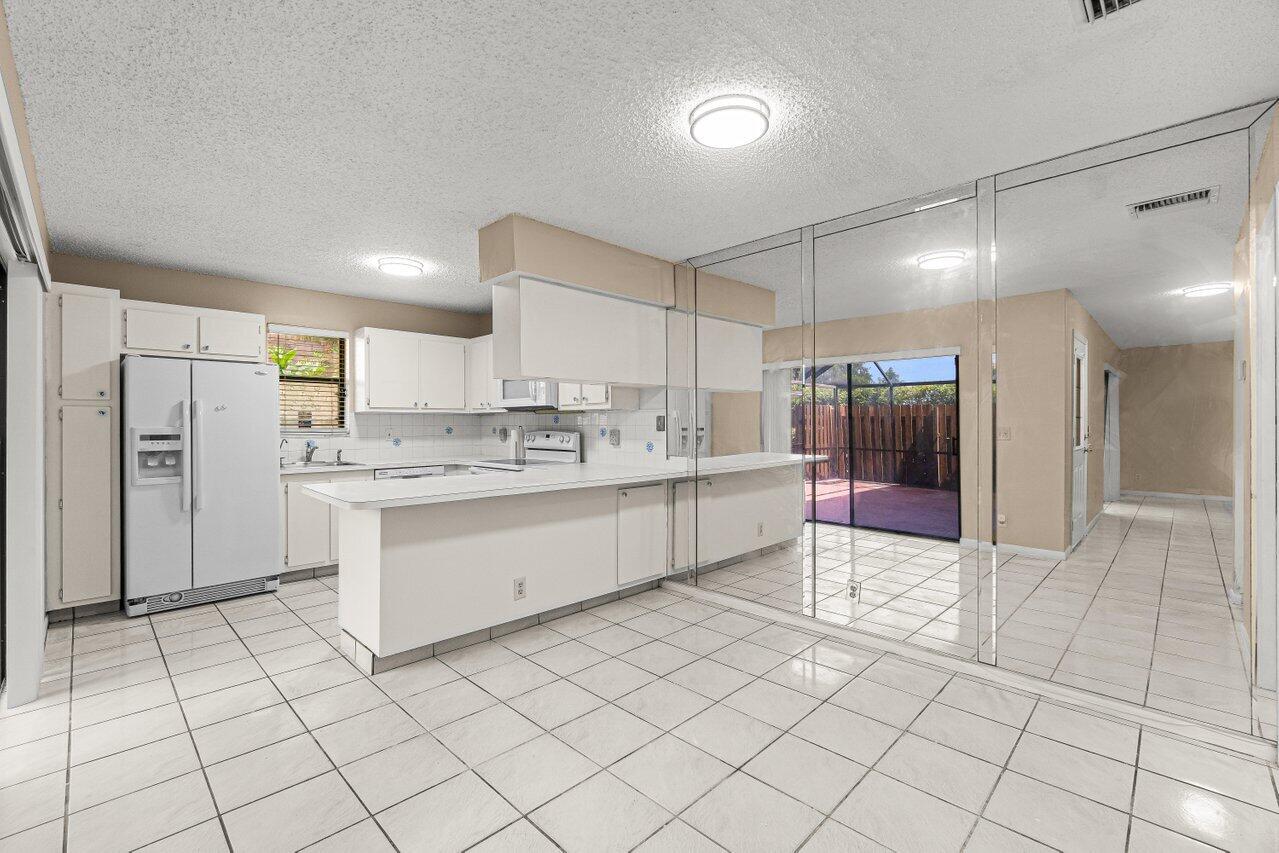 7633 Courtyard Run West Boca Raton, FL 33433 - Photo 5 of 32 008-7633CourtyardRunWest-BocaRaton-FL-33