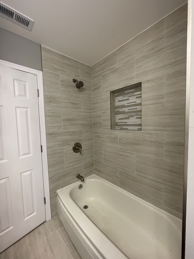 5547 South Peck Avenue Countryside, IL 60525 - Photo 20 of 26 a bathroom with a tub and shower