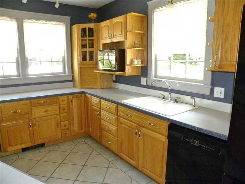 137 Riverside Drive Auburn, ME 04210 - Photo 6 of 31 Kitchen.
