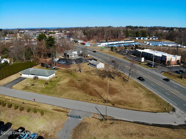 $599,900 | 3 Oakhill Drive, Halfmoon, NY 12065