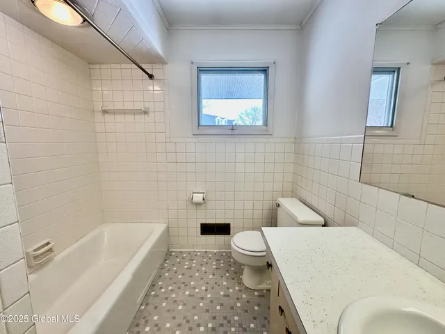 $599,900 | 3 Oakhill Drive, Halfmoon, NY 12065