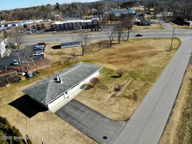 $599,900 | 3 Oakhill Drive, Halfmoon, NY 12065