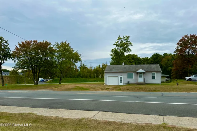 $599,900 | 3 Oakhill Drive, Halfmoon, NY 12065