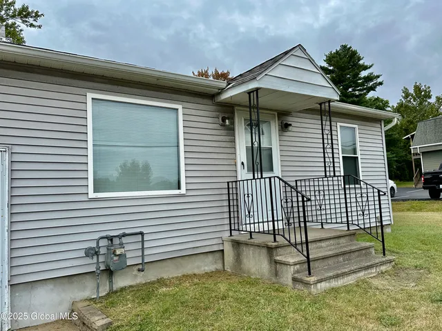 $599,900 | 3 Oakhill Drive, Halfmoon, NY 12065