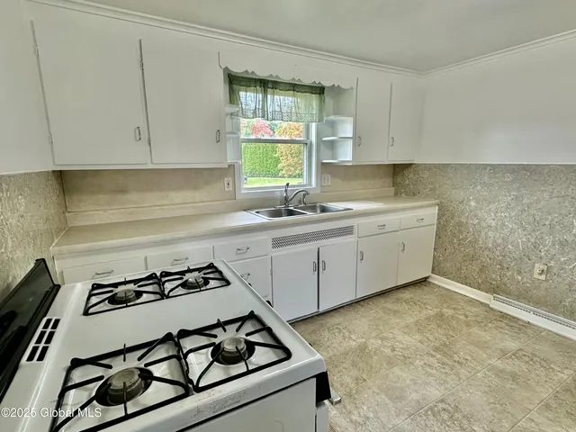 $599,900 | 3 Oakhill Drive, Halfmoon, NY 12065