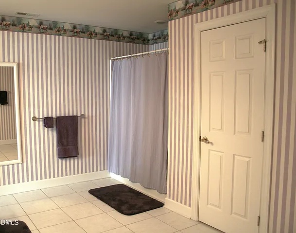 a view of a back yard of the house and green space