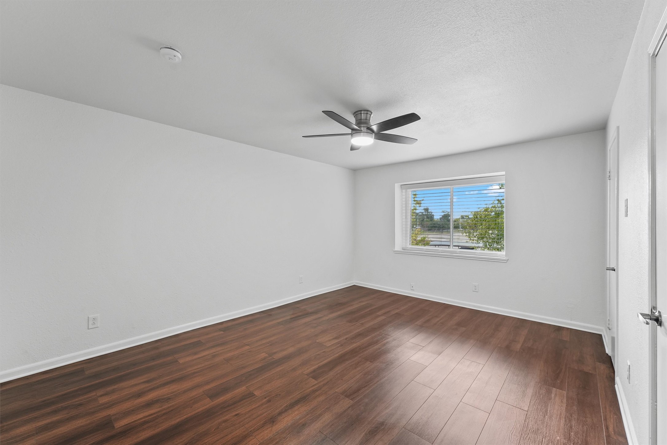 11550 Chimney Rock Road, Unit 536 Houston, TX 77035 - Photo 19 of 28 Guest bedroom