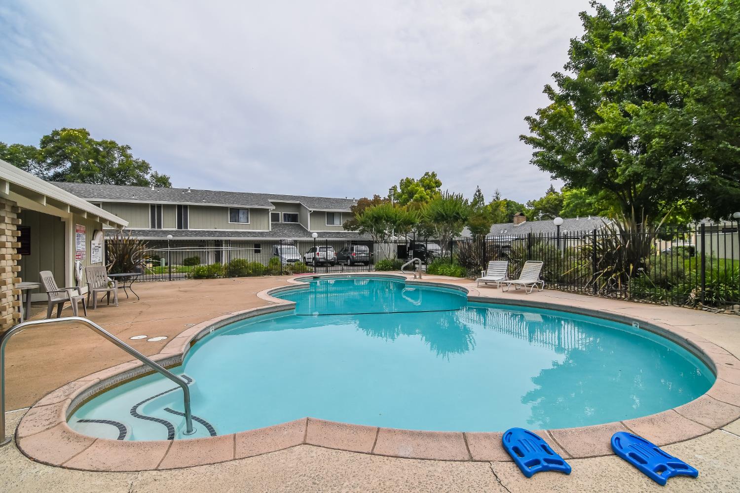 1139 Rivara Circle Sacramento, CA 95864 - Photo 70 of 72 a view of a swimming pool with a patio