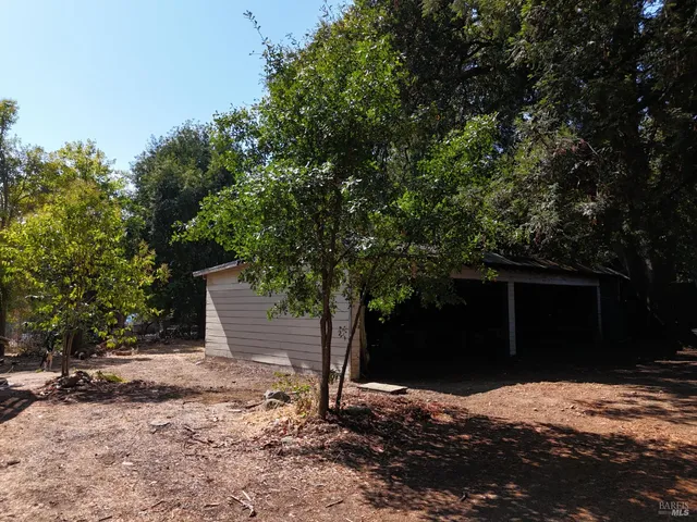 a view of a house with backyard