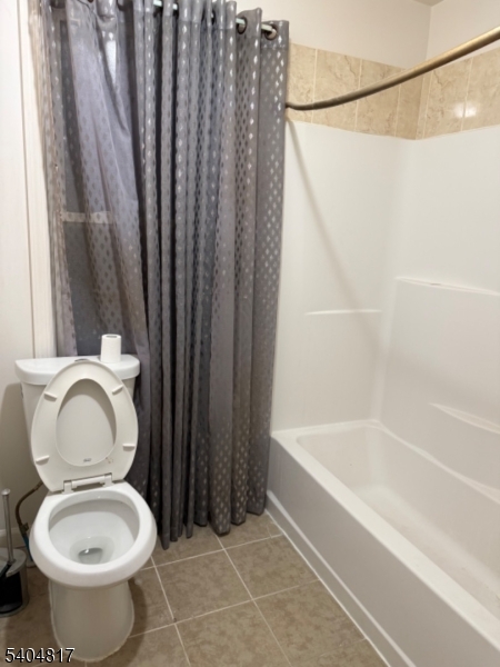 139 Stiles Street Elizabeth, NJ 07208 - Photo 8 of 9 a bathroom with a toilet and a bathtub