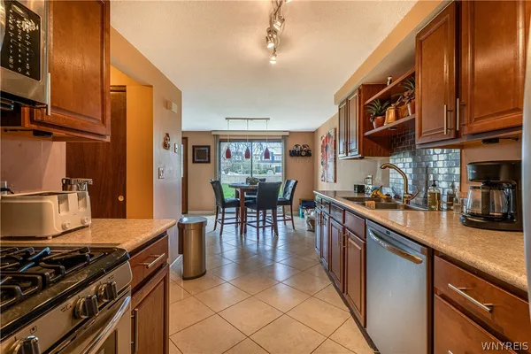 $249,900 | 124 Harrogate Square, Amherst, NY 14221