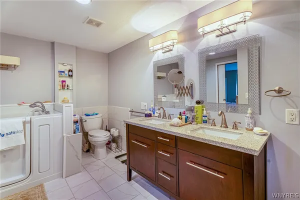 $249,900 | 124 Harrogate Square, Amherst, NY 14221