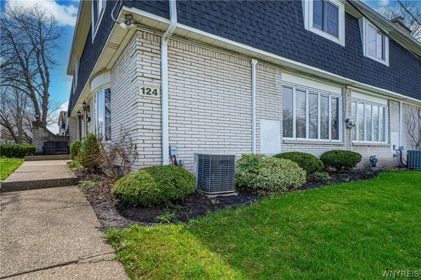 $249,900 | 124 Harrogate Square, Amherst, NY 14221