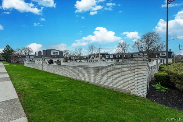 $249,900 | 124 Harrogate Square, Amherst, NY 14221