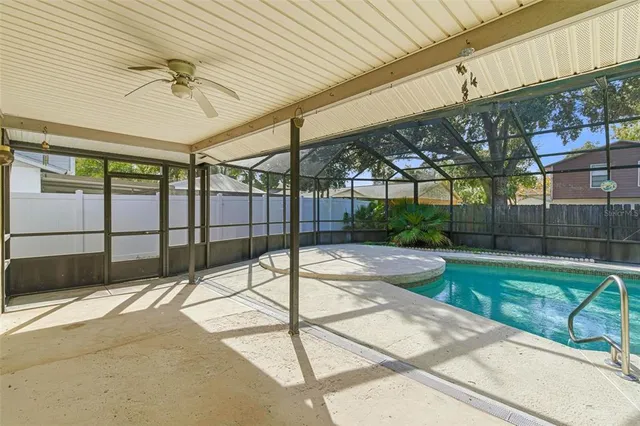 a view of a backyard