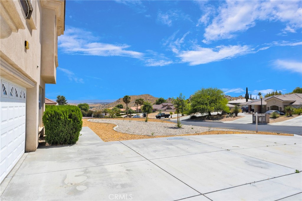 16245 Ridge View Drive Apple Valley, CA 92307 - Photo 10 of 80