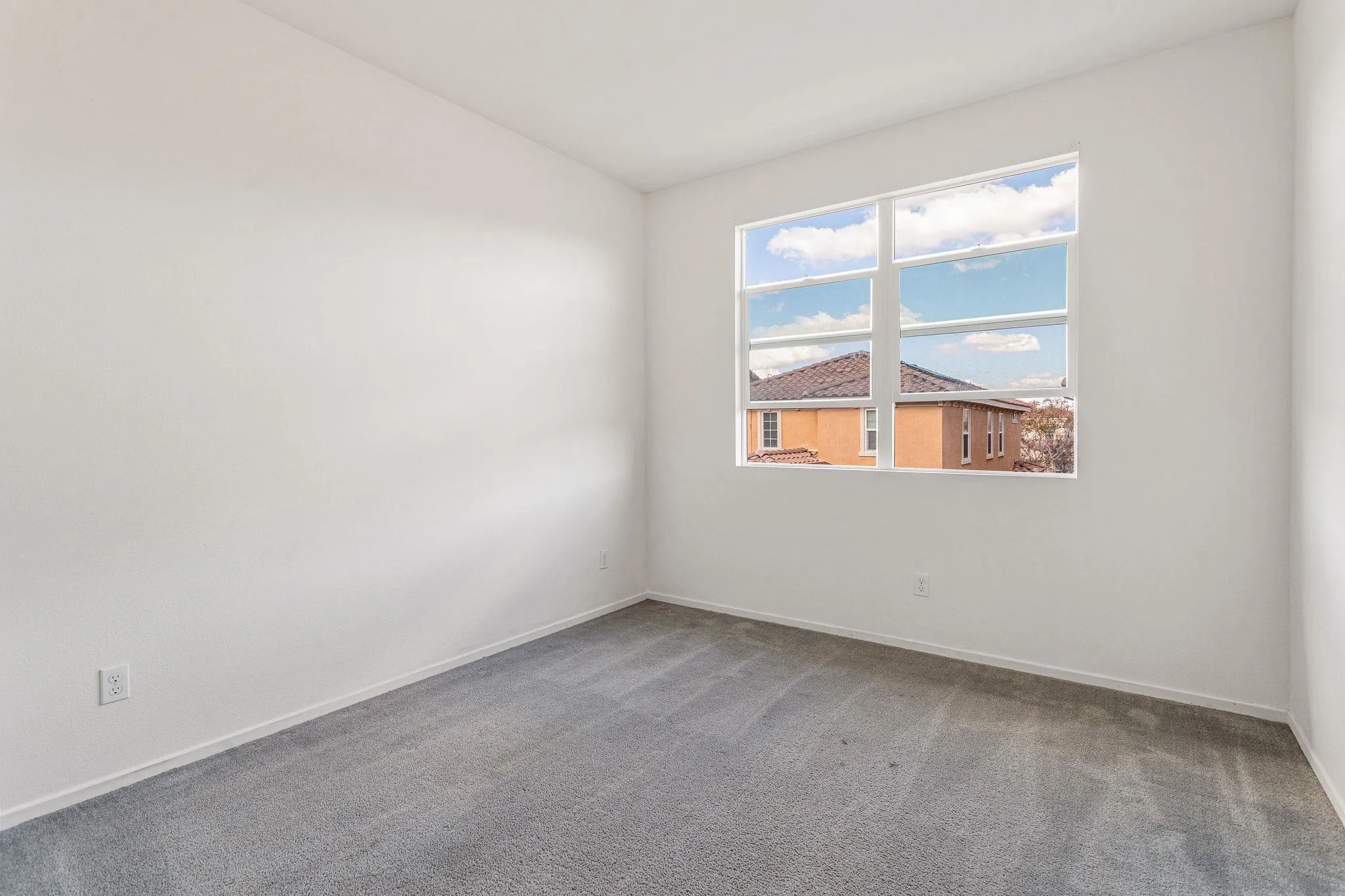 1520 Santa Carolina Road, Unit 4 Chula Vista, CA 91913 - Photo 7 of 15 an empty room with a window