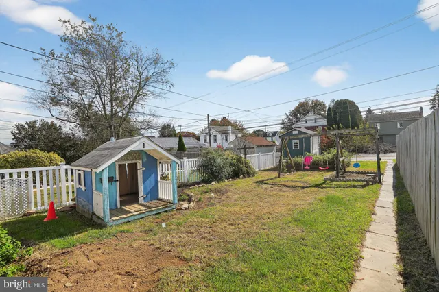 a view of a house with a porch and a yard