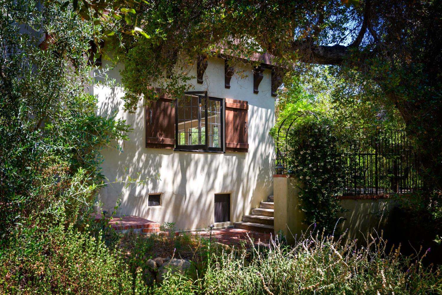 520 Foothill Road Ojai, CA 93023 - Photo 3 of 45 a view of a house with a tree
