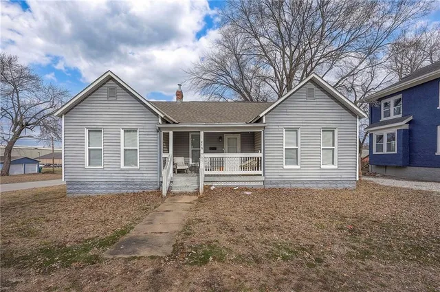 $230,000 | 210 West Piankishaw Street, Paola, KS 66071