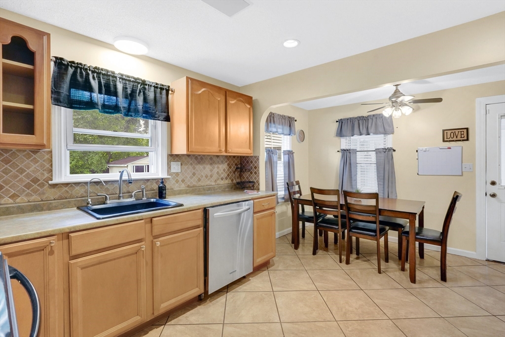 122 Brookside Circle Springfield, MA 01129 - Photo 12 of 39 Gallery Image 12