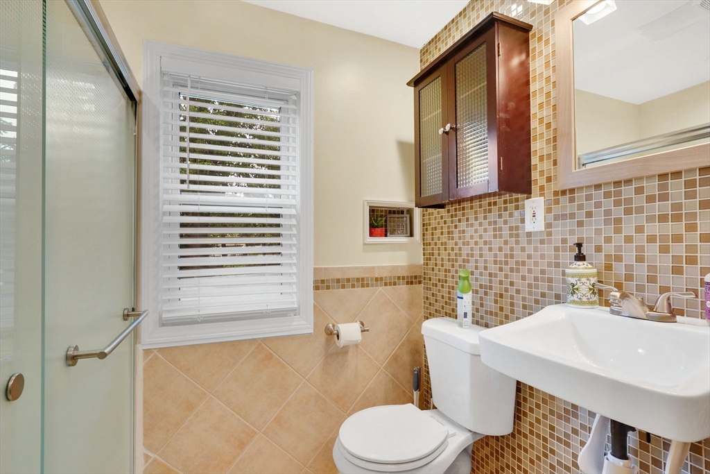 122 Brookside Circle Springfield, MA 01129 - Photo 16 of 39 Gallery Image 16