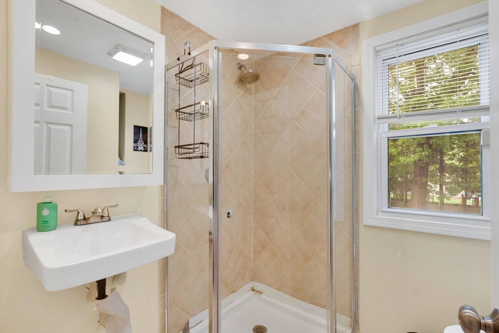 122 Brookside Circle Springfield, MA 01129 - Photo 21 of 39 Gallery Image 21