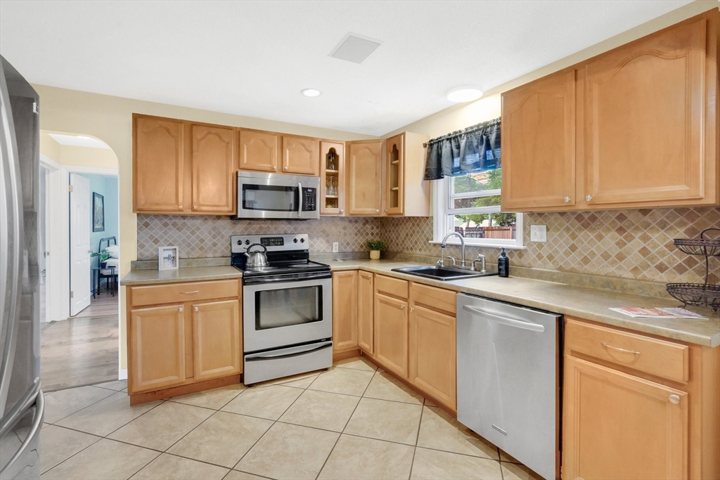 122 Brookside Circle Springfield, MA 01129 - Photo 8 of 39 Gallery Image 8