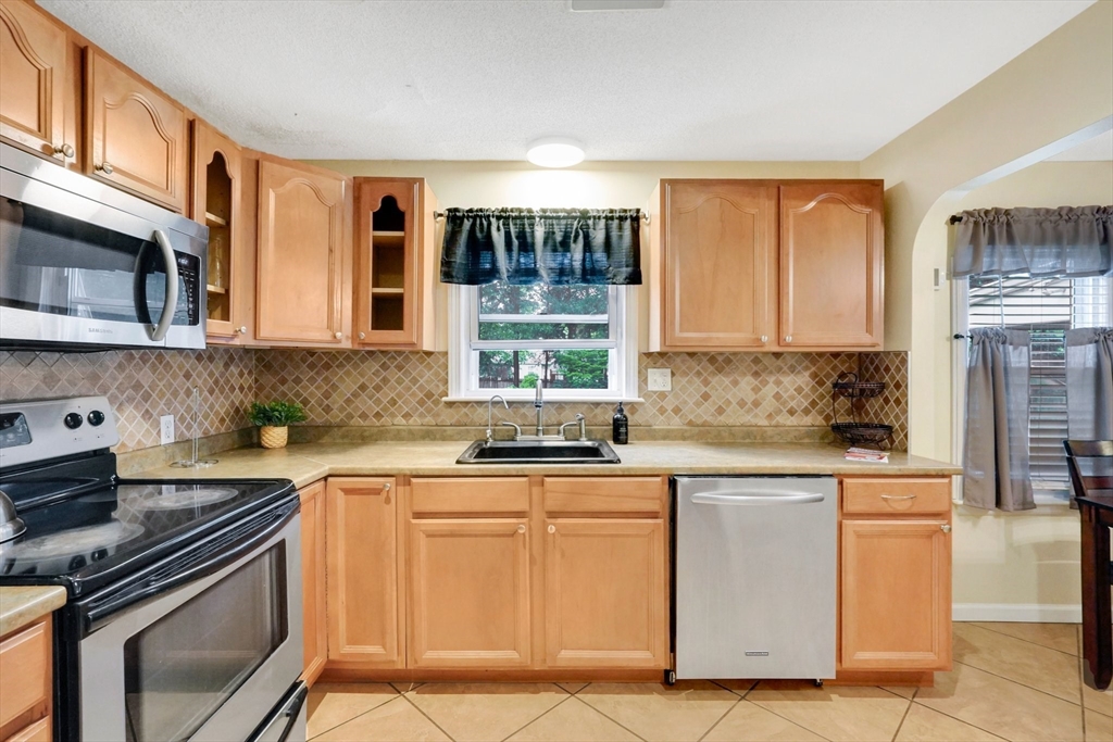 122 Brookside Circle Springfield, MA 01129 - Photo 9 of 39 Gallery Image 9