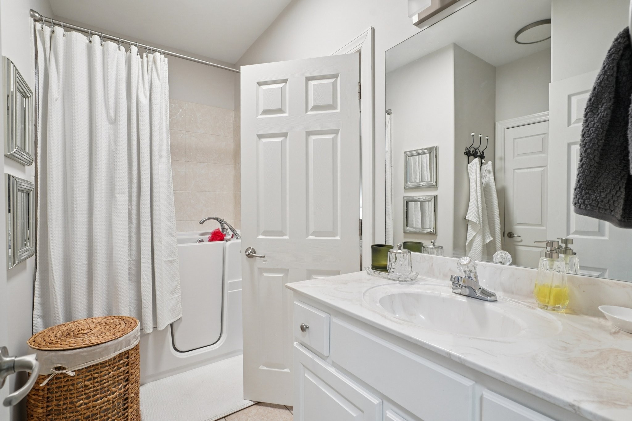 2521 Pennington Bend Road, Unit 206 Nashville, TN 37214 - Photo 20 of 34 a bathroom with a sink and a mirror