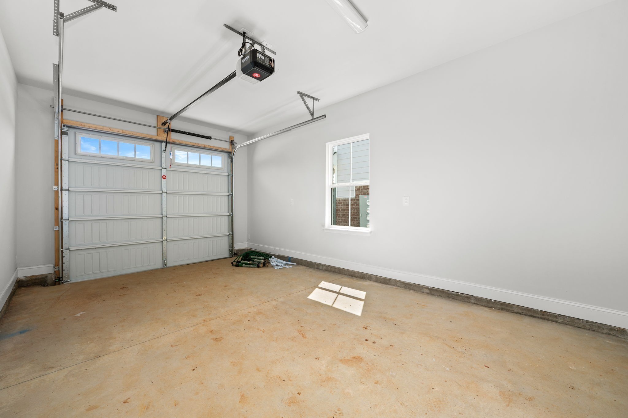530 Rohan Drive Murfreesboro, TN 37129 - Photo 21 of 31 an empty room with windows