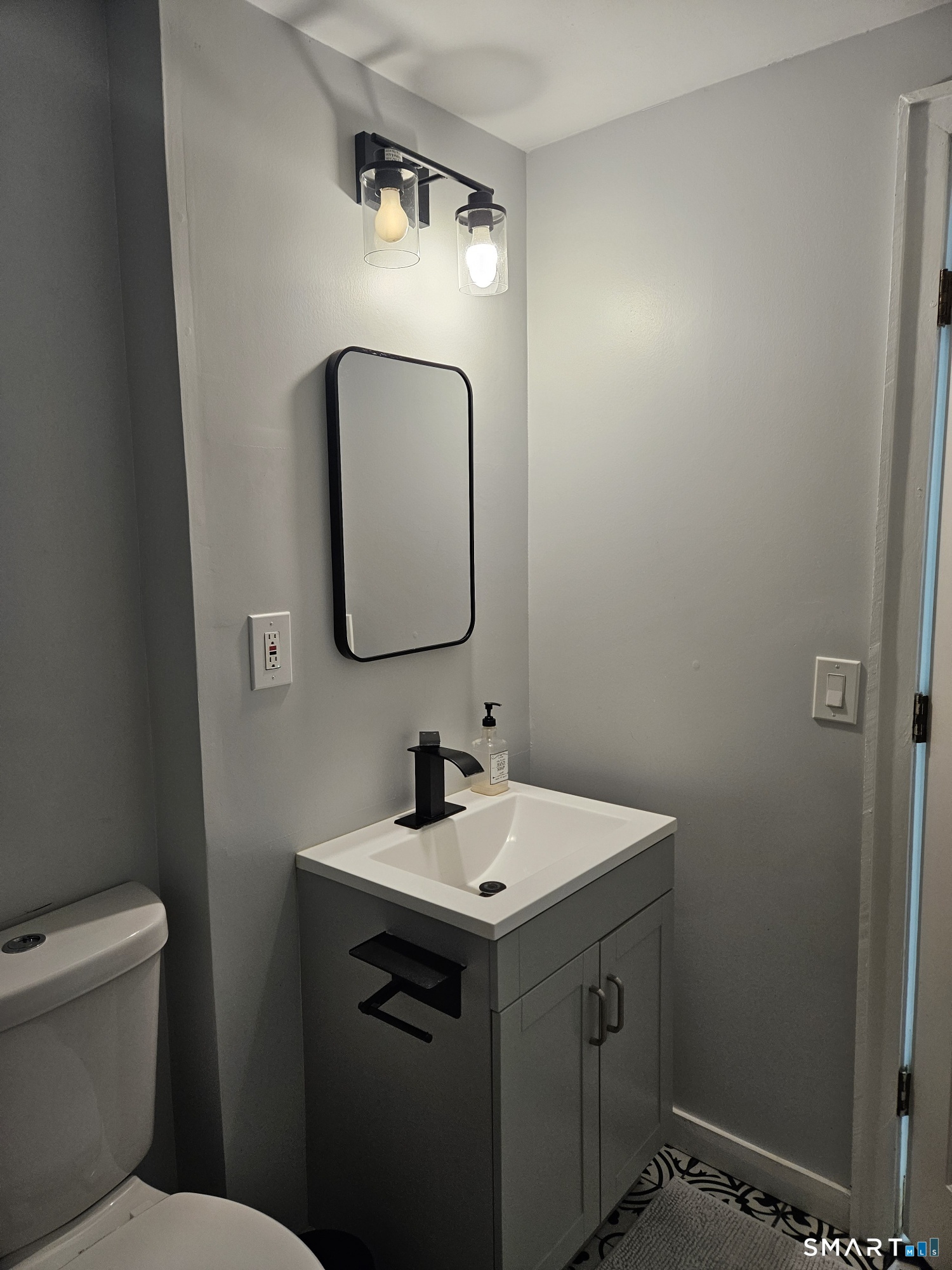 901 Baldwin Road Woodbridge, CT 06525 - Photo 9 of 27 a bathroom with a toilet sink and mirror